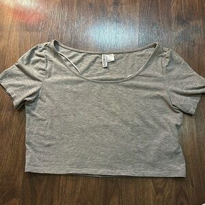 Cropped H&M grey shirt, size large
